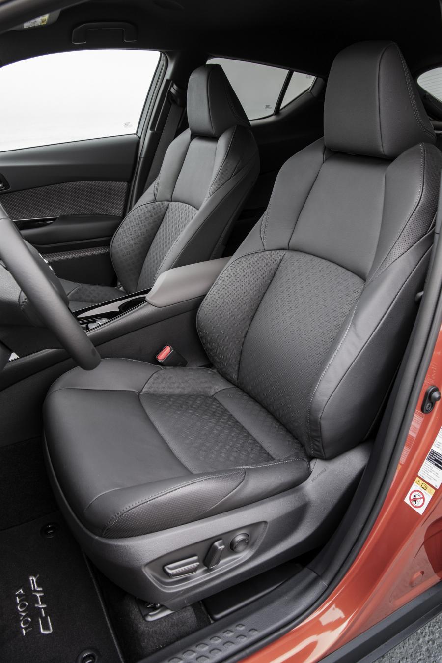 Интерьер Toyota C-HR Hybrid 2019 года  (WW) (фото 117 из 174)